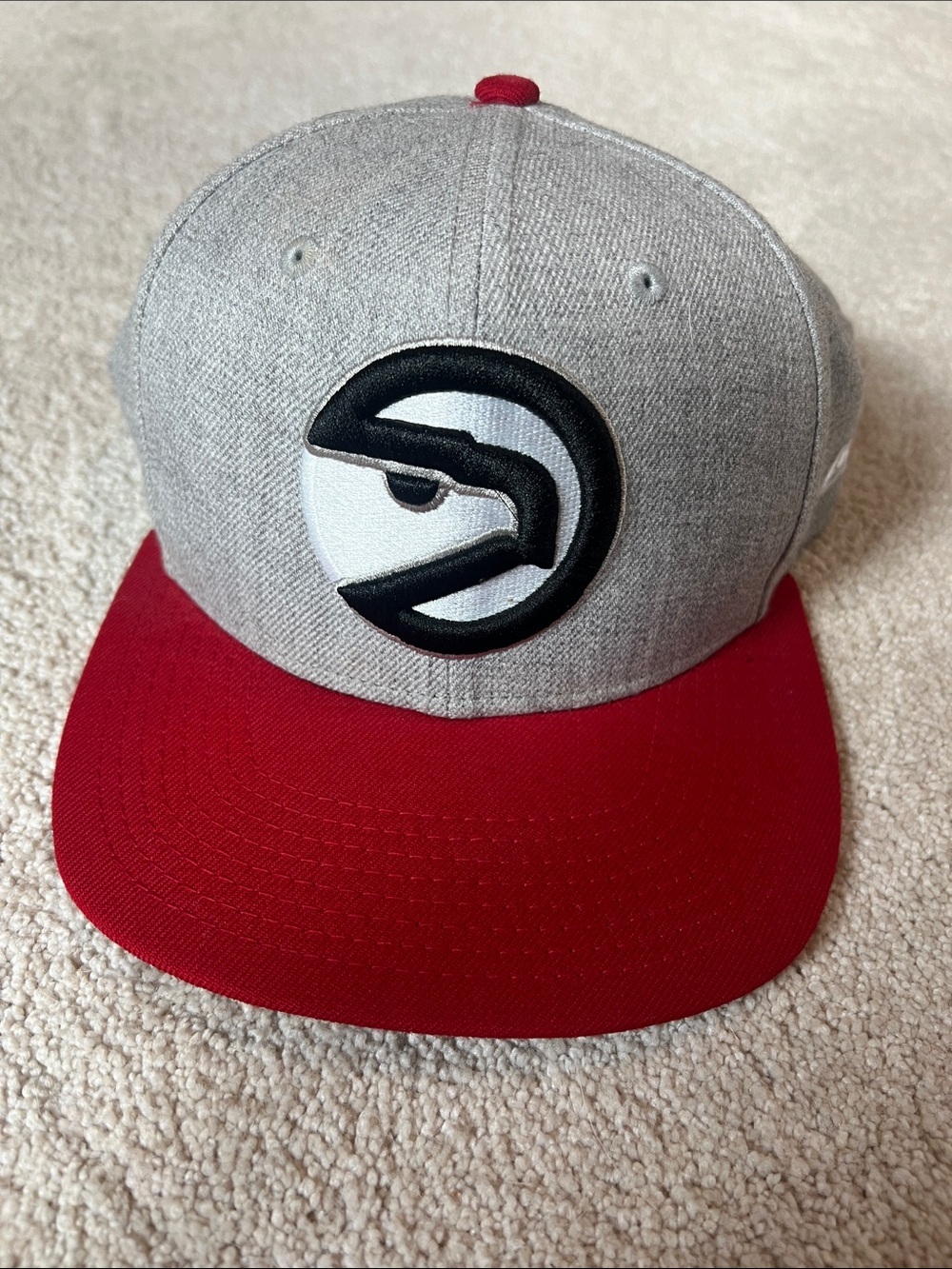 New Era Grey Crown Red Brim Atlanta Hawks Logo Snapback